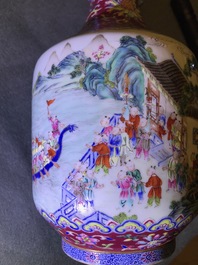 Een keizerlijke Chinese famille rose 'drakenboot festival' vaas, Jiaqing merk en periode